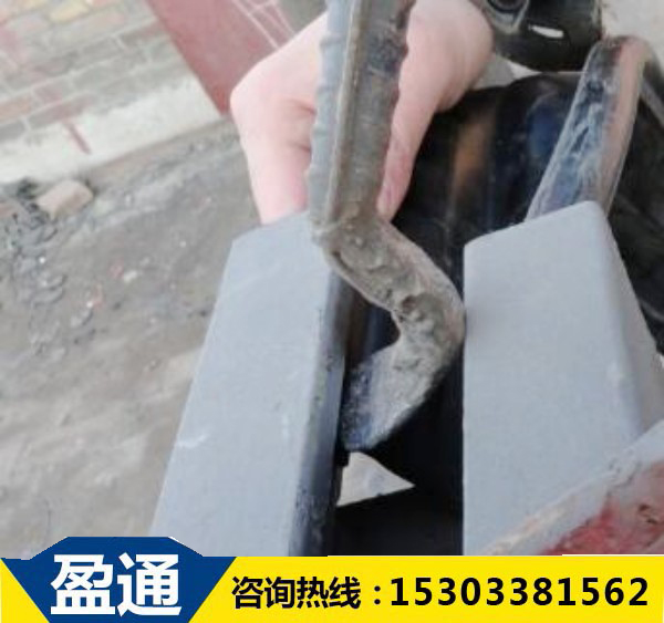 安裝橋梁伸縮縫膠條.jpg